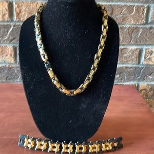 Nice gold black chain links wrist